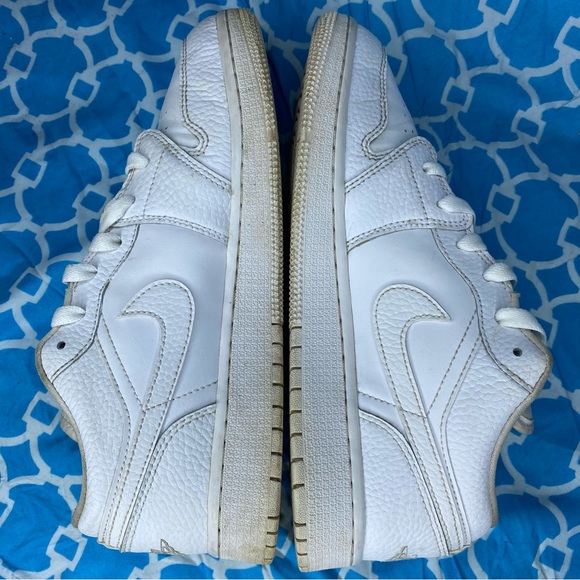 Nike Women’s size 8.5 Air Jordan 1 low Triple white sneakers classic wmns ladies - Picture 4 of 11